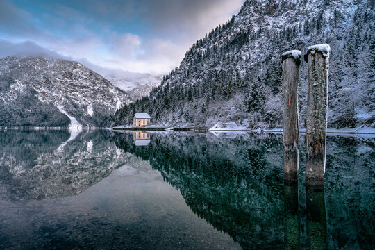 Idyllische Winterlandschaft am Plansee in den Tiroler Alpen, Breitenwang, Tirol, &Ouml;sterreich