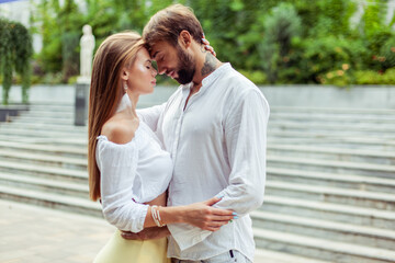 Obraz premium Romantic portrait of a couple in love spending time together in a city park