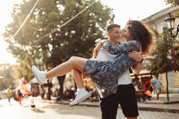 Obraz premium Young couple in love having fun together in the city. Romantic relationship concept