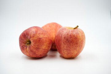 Drei rote Äpfel vor weißem Hintergrund