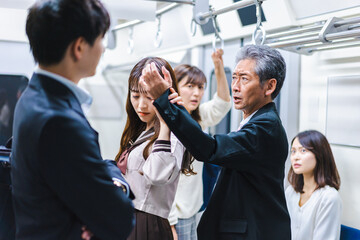 Obraz premium 電車内で取り押さえられる中年男性