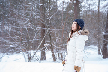Fototapeta na wymiar 雪の中にいる女性（冬・横顔） 