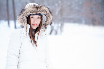 雪の中にいる女性（冬・笑顔）
