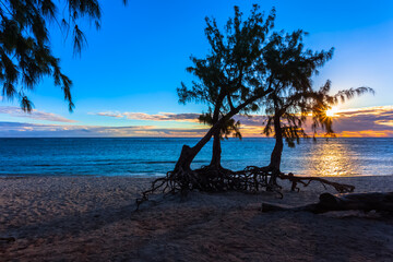Coucher de soleil sur plage de l&rsquo;Hermitage, &icirc;le de la R&eacute;union 