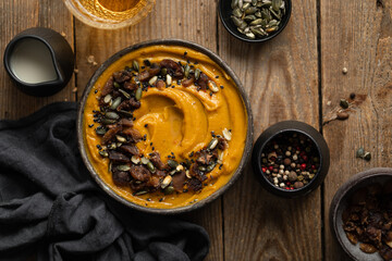 soupe velouté potiron et châtaigne aux graines de courge avec verre de cidre