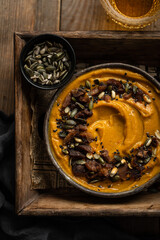 soupe velouté potiron et châtaigne aux graines de courge avec verre de cidre