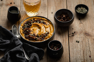soupe velouté potiron et châtaigne aux graines de courge avec verre de cidre