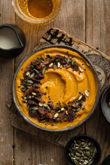 soupe velouté potiron et châtaigne aux graines de courge avec verre de cidre

