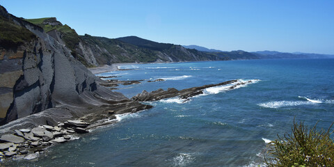 Panorámica de un paisaje costero con acantilados. 