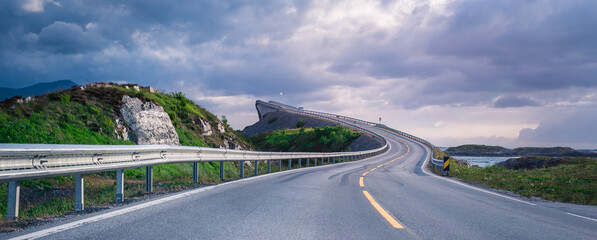 Atlantic Ocean Road in Noorwegen is een van de mooiste en gevaarlijkste wegen ter wereld. Het bekendste deel is de Storseidundet-brug, ook wel de &quot dronken brug&quot  genoemd.