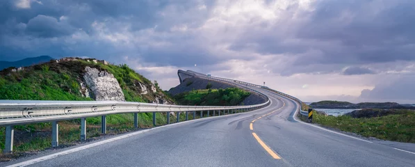 Deurstickers Atlantische weg Atlantic Ocean Road in Noorwegen is een van de mooiste en gevaarlijkste wegen ter wereld. Het bekendste deel is de Storseidundet-brug, ook wel de &quot dronken brug&quot  genoemd.