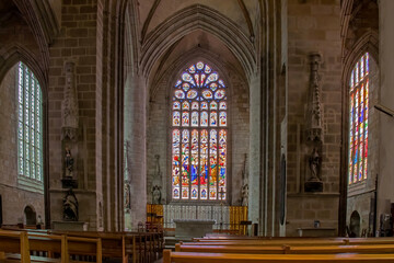 Fototapeta na wymiar Quimperlé. Autel et vitrail de l'église Notre-Dame. de l'Assomption. Finistère. Bretagne