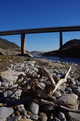 Fototapeta premium pont routier au dessus d'une rivière