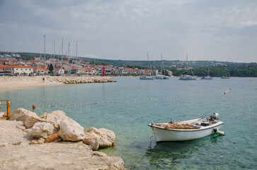 Fischerboot an der Mittelmeerküste in Kroatien