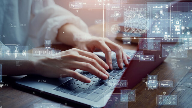 PCを使う女性　デジタルトランスフォーメーション 