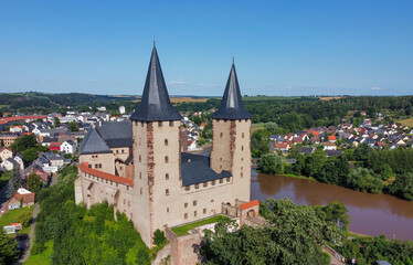 Fototapeta na wymiar Luftaufnahme des Schloss Rochlitz in Sachsen