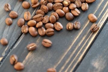 Kaffeebohnen auf einen schwarzen Holzuntergrund mit Musterung