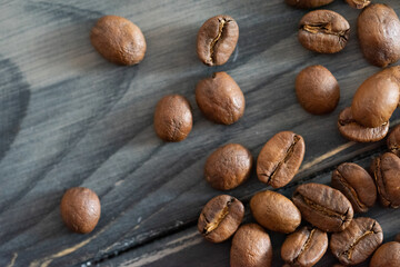 Kaffeebohnen auf einen schwarzen Holzuntergrund mit Musterung