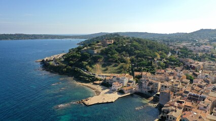 survol du port de Saint-Tropez sur la french Riviera dans le Var, sud de la France