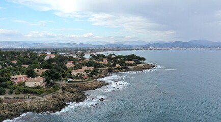 survol de la côte d'Azur dans le Var entre Sainte-Maxime et Fréjus