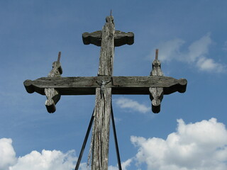 stary drewniany krzyż na tle letniego nieba - obrazy, fototapety, plakaty