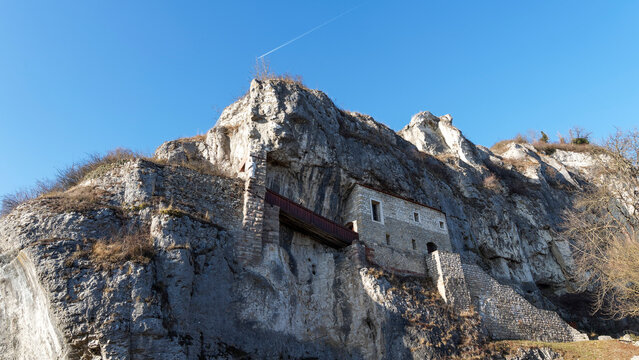 Isteiner Klotz mit Ruinen der Burg Istein in ein steiles Kliff. Ein markanter Bergrücken und  mystischer Ort zwischen dem Rheingraben und dem südlichen Schwarzwald eingekeilt ist.