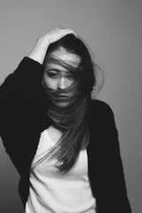 クールな女性ポートレート