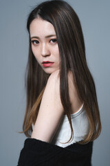 クールな女性ポートレート