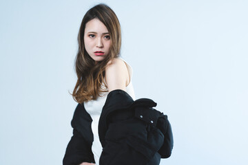 クールな女性ポートレート