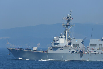 United States Navy destroyer USS Stockdale sailing in Tokyo Bay. - obrazy, fototapety, plakaty