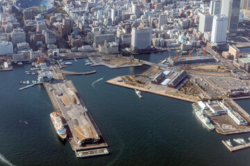 横浜港大さん橋と赤レンガ倉庫付近を空撮