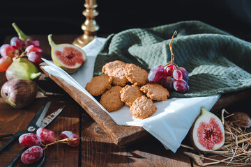 Plateau apéritif avec fruits et biscuits salés