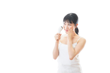 美容機器を使う若い女性