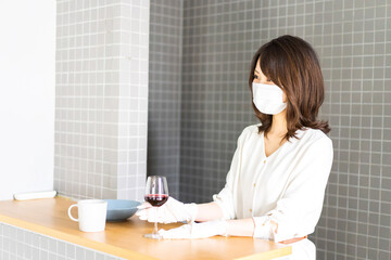 マスクをして接客をする飲食店のスタッフ