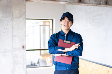 コンクリートの点検をする若い作業員