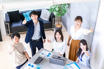 ベンチャー企業で働く若いオフィスワーカー