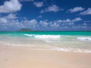 Fototapeta na wymiar ハワイ、オアフ島、カイルアビーチの波打ち際