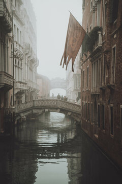 Seufzerbr&uuml;cke in Venedig im Nebel