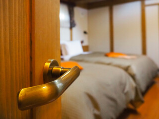 扉の向こうに見える洗練されたベットルーム