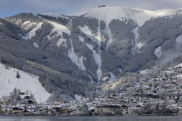 Kleine Stadt mit Bergstation und Skigebiet