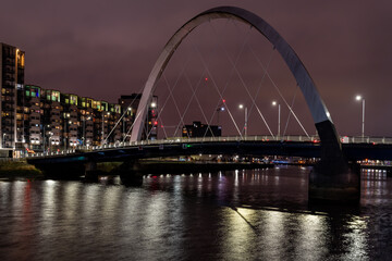 Obraz premium The Clyde Arc (also known as the Squinty Bridge) road bridge spanning the River Clyde at night, Glasgow, Scotland