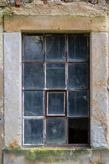 altes defektes Fenster mit Glas
