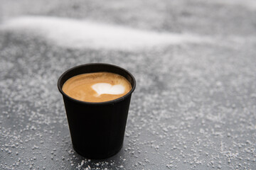 кава з молоком в паперовому стакані