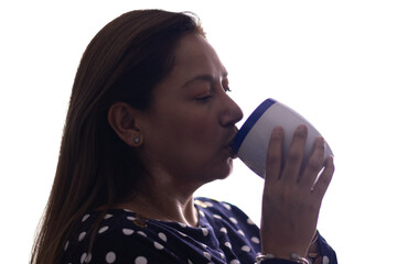 Mujer tomando café
