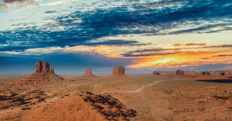 Fototapeta premium Sunset sky with streaks of yellow color over Monument Valley, a region of the Colorado Plateau between Arizona and Utah - USA
