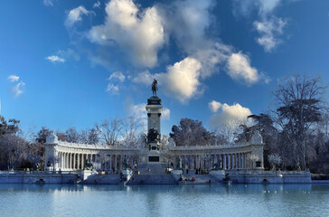 Fototapeta na wymiar parque del retiro de Madrid tarde de invierno con sol y nubes