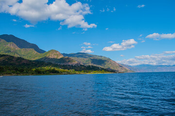 Obraz premium montañas en orilla de lago 