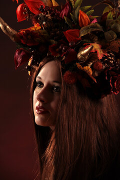 Gesicht einer Frau mit aufwändigem floralem Kopfschmuck