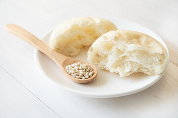 半分に割ったもち麦パン