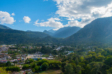 Fototapeta premium valle con ciudad y montañas 